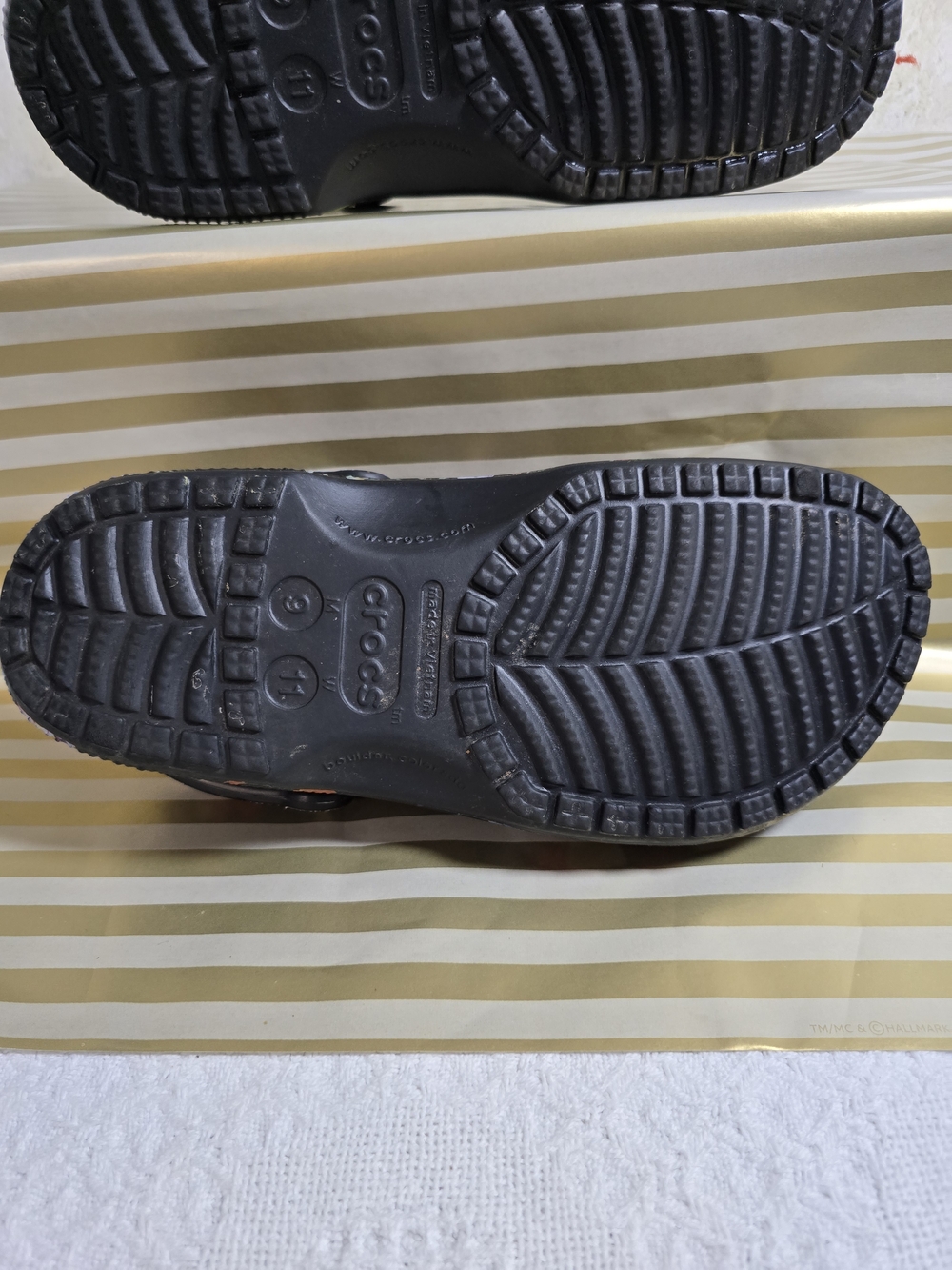 Crocs Black Floral Print Classic Clogs Men’s 9 Women’s 11 - Picture 3 of 7
